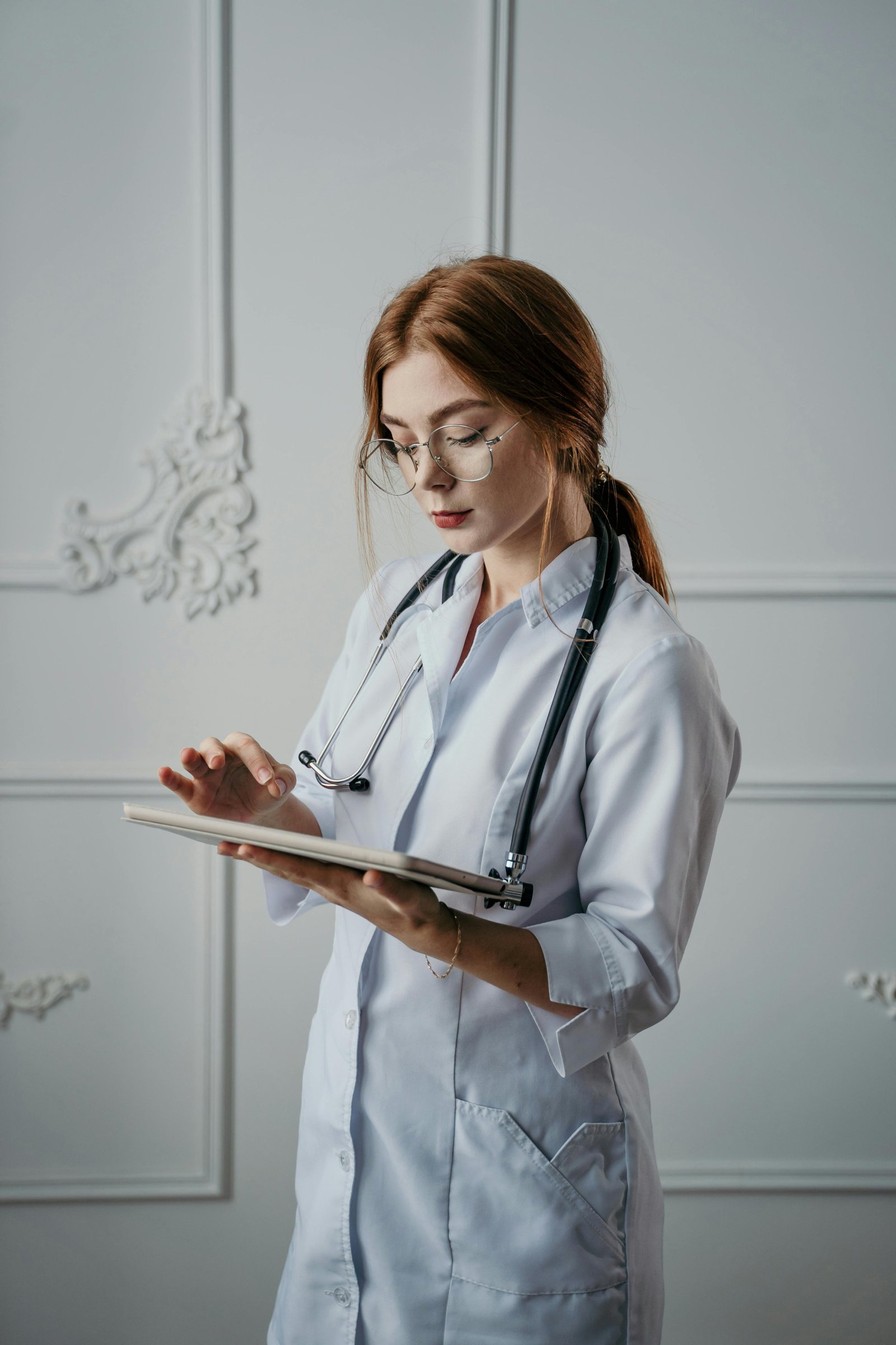 Doctora profesional usando tecnología médica